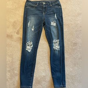 Woman’s medium-regular ripped skinny jeans